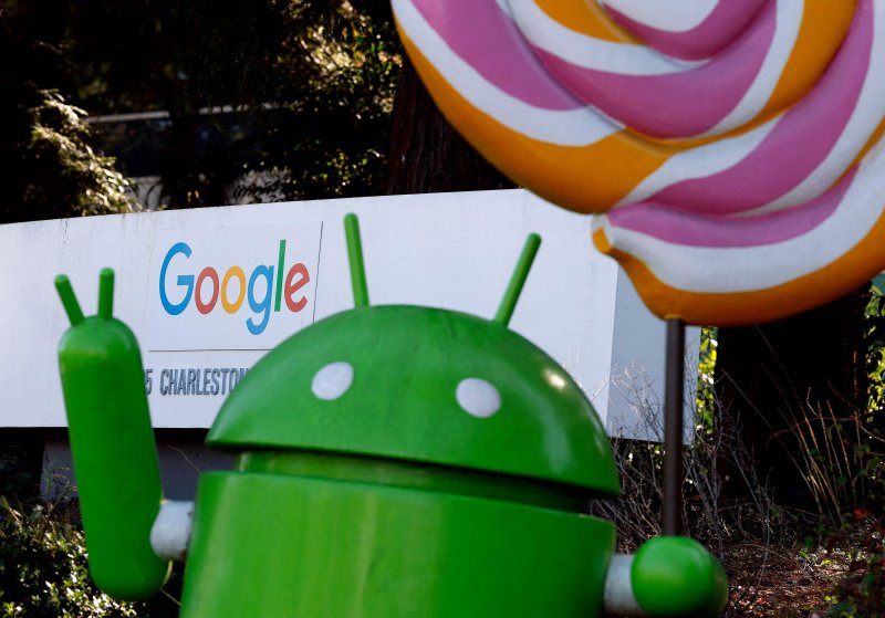 미국 캘리포니아주 마운틴뷰 구글 본사 앞에 대형 사탕을 손에 들고 있는 안도로이드 캐릭터가 전시돼 있다. 알파벳은 현재 100년 만기 회사채 발행을 추진하고 있는 것으로 알려졌다.