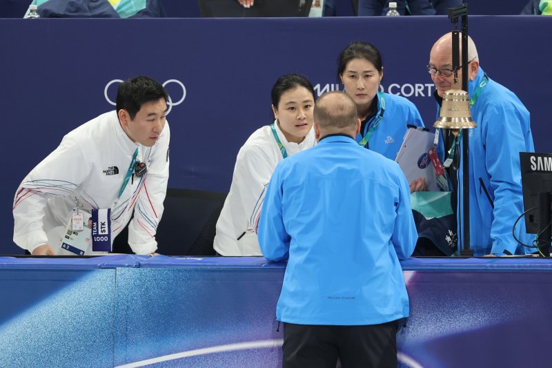 심판진과 대화 나누는 김민정 코치 (밀라노=연합뉴스) 서대연 기자 = 10일(현지시간) 이탈리아 밀라노 아이스스케이팅 아레나에서 열린 2026 밀라노ㆍ코르티나담페초 동계올림픽 쇼트트랙 혼성계주 준결승에서 김길리가 미