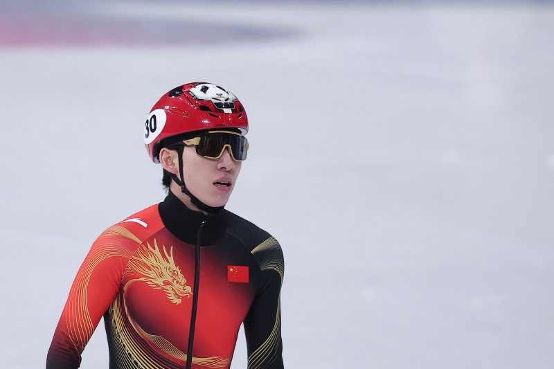 중국 쇼트트랙 린샤오쥔(한국명 임효준)이 18일(현지시간) 이탈리아 밀라노 아이스스케이팅 아레나에서 열린 2026 밀라노·코르티나담페초 동계올림픽 쇼트트랙 남자 500m 준준결승에