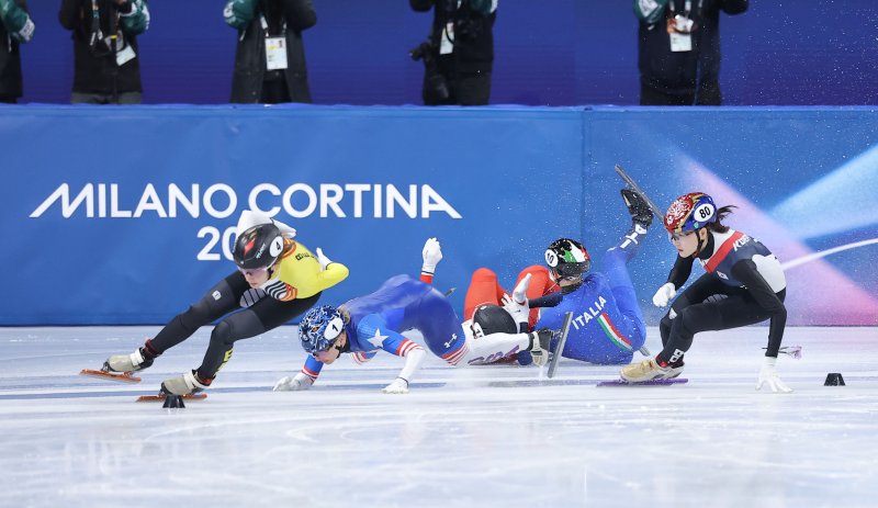 20일(현지시간) 이탈리아 밀라노 아이스스케이팅 아레나에서 열린 2026 밀라노ㆍ코르티나담페초 동계올림픽 쇼트트랙 여자 1,500m 준준결승 6조 경기에서 폴란드의 카밀라 셀리에르가 크리스틴 산토스-그리즈월드(미국)