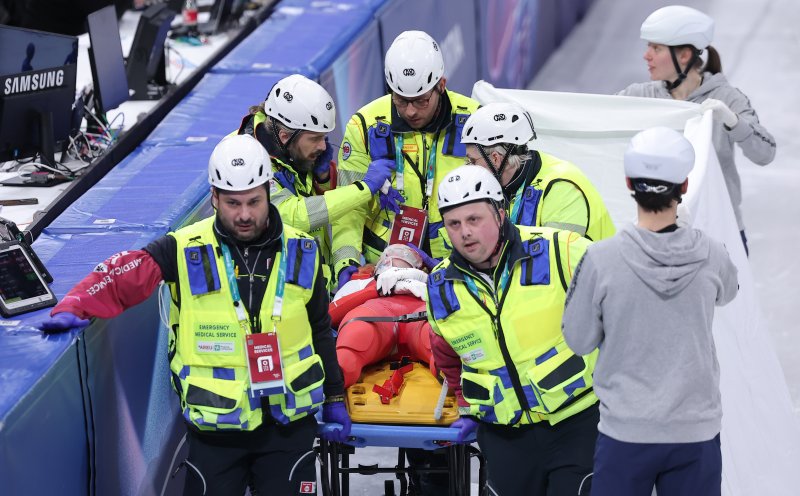 폴란드 카밀라 셀리에르가 20일(현지시간) 이탈리아 밀라노 아이스 스케이팅 아레나에서 열린 2026 밀라노·코르티나담페초 동계올림픽 쇼트트랙 여자 1500m 준준결승에서 미국 크리스틴 산토스 그리스월드와 충돌한 후