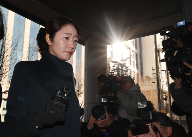 공천헌금 1억원을 수수한 혐의를 받는 강선우 무소속 의원이 2차 경찰 조사를 받기 위해 지난 3일 오전 서울 마포구 서울경찰청 광역수사단 공공범죄수사대로 출석하고 있다.뉴스1