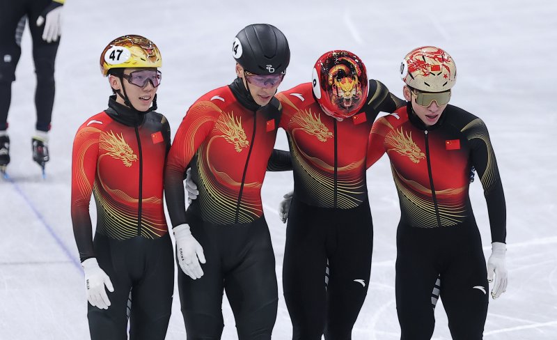 중국 쇼트트랙 선수 린샤오쥔(한국명 임효준)이 20일(현지시간) 이탈리아 밀라노 아이스 스케이팅 아레나에서 열린 2026 밀라노·코르티나담페초 동계올림픽 쇼트트랙 남자 5000m 계주 결승B에서 1위를 기록한 후 기
