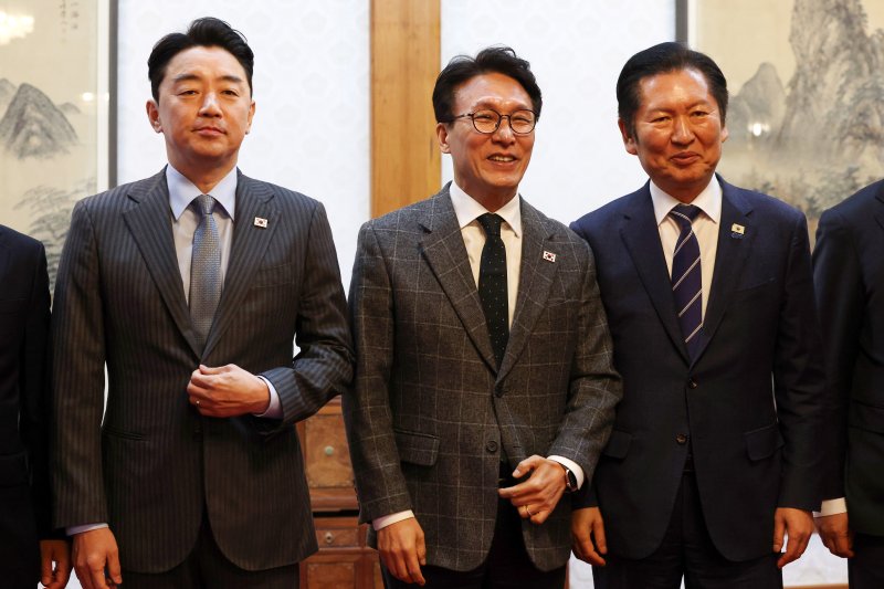 김민석 국무총리가 8일 오후 서울 종로구 국무총리공관에서 열린 고위당정협의회에서 강훈식 대통령 비서실장, 정청래 더불어민주당 대표 등 참석자들과 기념촬영을 하고 있다. 뉴스1