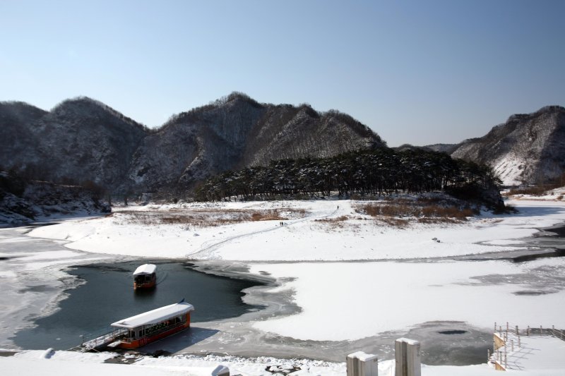단종애사를 품고 있는 강원도 영월 청령포에 하얀 눈이 소복이 쌓여있다.