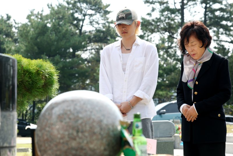 故 최진실의 아들인 가수 최환희(활동명 벤 블리스)가 고인의 17주기인 2일 오전 경기도 양평군 갑산공원묘역을 할머니와 함께 찾아 기도를 하고 있다. 2025.10.2/뉴스1 ⓒ News1 권현진 기자 /사진=뉴스1