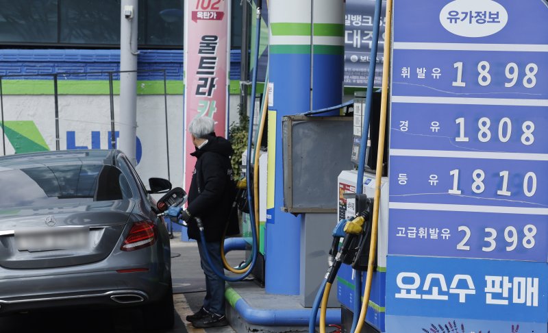 지난 12일 서울 시내 한 주유소에 게시된 유가 정보.뉴시스
