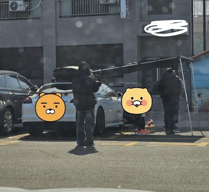 “궁상 민폐” vs “한적하니 놔둬라”...주차장에 천막 치고 ‘오픈런’ 대기 [어떻게 생각하세요]