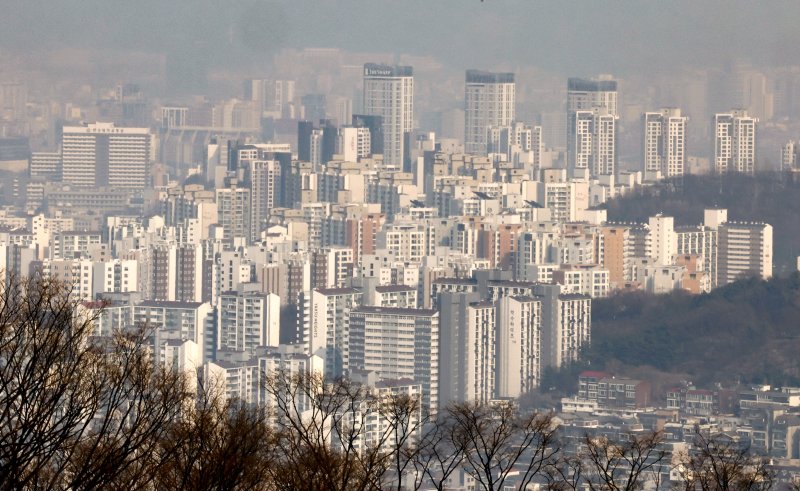 17일 서울 중구 남산에서 바라본 서울 시내 아파트 모습.뉴시스
