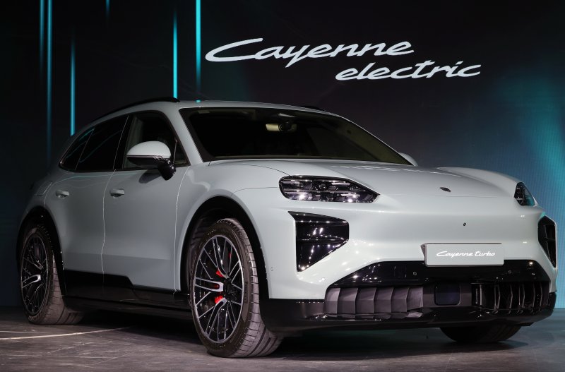 포르쉐코리아가 19일 서울 광진구 파이팩토리에서 열린 2026 신년 기자간담회에 앞서 신형 카이엔 일렉트릭을 국내 최초로 공개했다.연합뉴스.