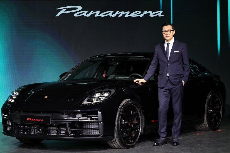 19일 서울 광진구 파이팩토리에서 열린 포르쉐코리아 2026 신년 기자간담회에 앞서 조남현 포르쉐코리아 전무가 파나메라 레드 익스클루시브와 함께 포즈를 취하고 있다.연합뉴스.