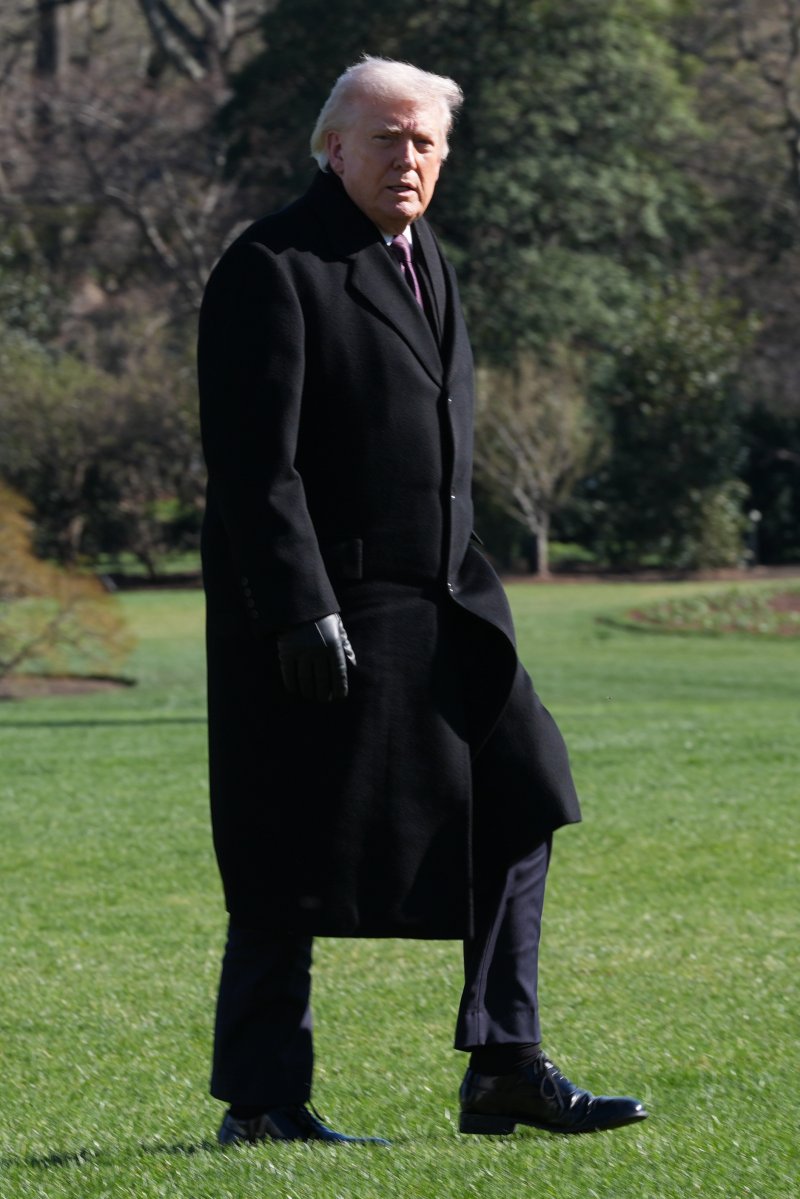 18일(현지시간) 도널드 트럼프 미국 대통령이 워싱턴에서 백악관으로 돌아오며 관저 잔디밭인 사우스 론을 걷고 있다. AP연합뉴스