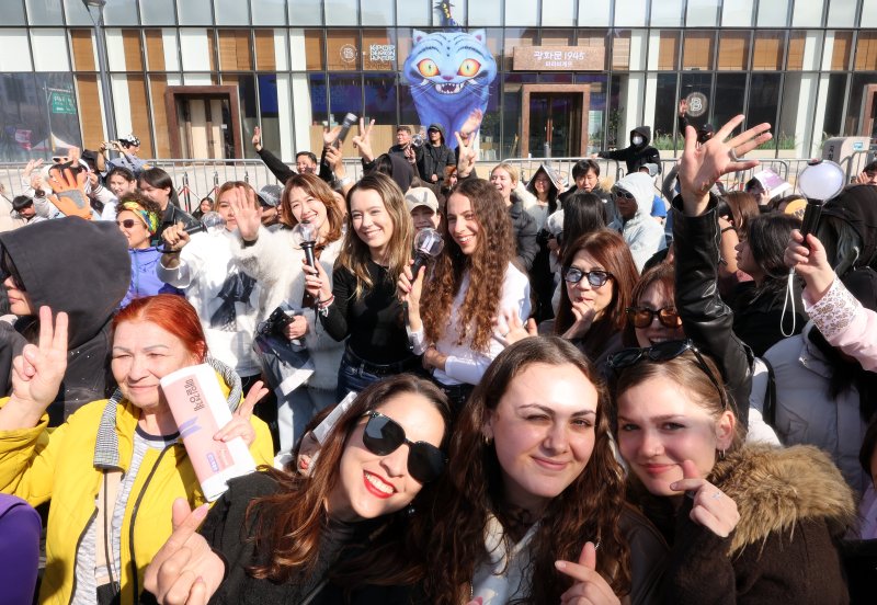 방탄소년단(BTS) 컴백 공연일인 21일 오전 서울 종로구 광화문광장에서 팬들이 공연 시작을 기다리며 취재진을 향해 환호하고 있다. 뉴스1