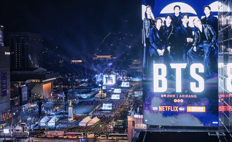 방탄소년단(BTS)이 지난 21일 서울 종로구 광화문광장에서 컴백을 기념해 'BTS 컴백 라이브 : 아리랑' 공연을 선보이고 있다.뉴시스