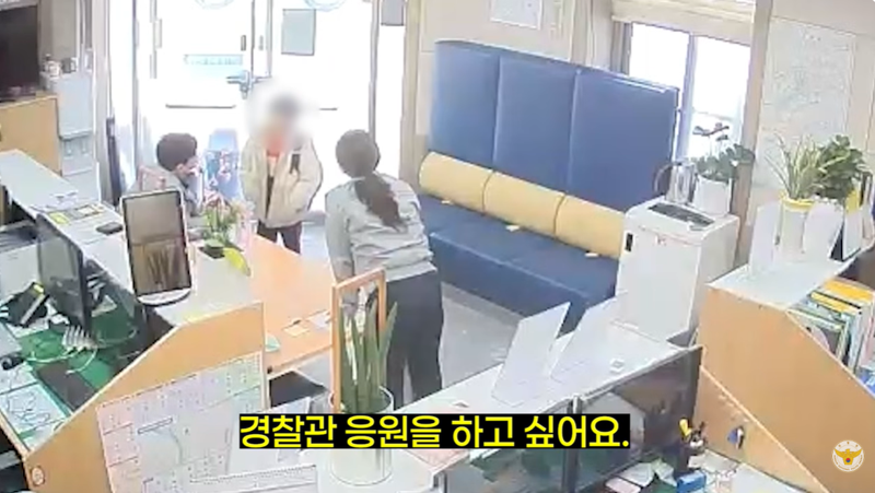 응원하러 왔어요…검정 봉지들고 지구대 찾은 특별한 방문객2