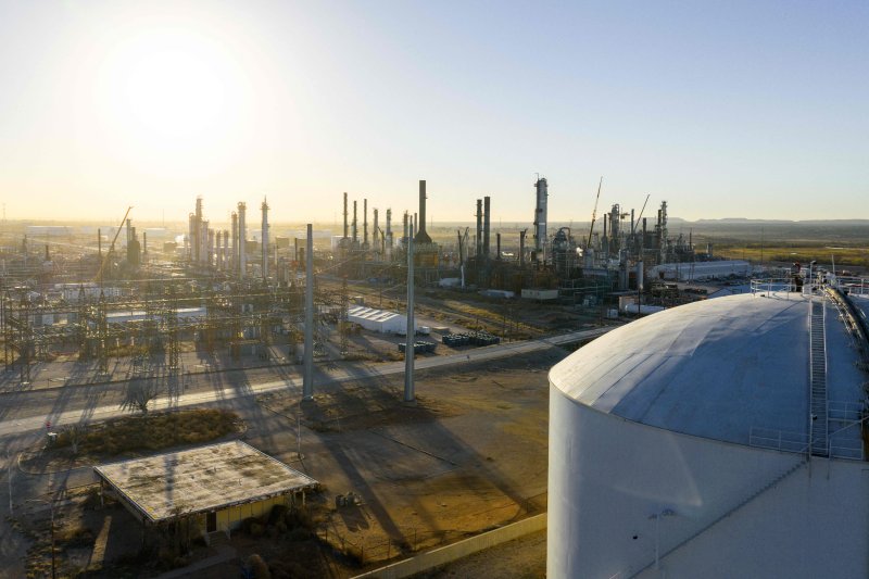 19일(현지시간) 미국 텍사스주 빅스프링의 석유 정제 단지에서 해가 떠오르고 있다.AFP연합뉴스