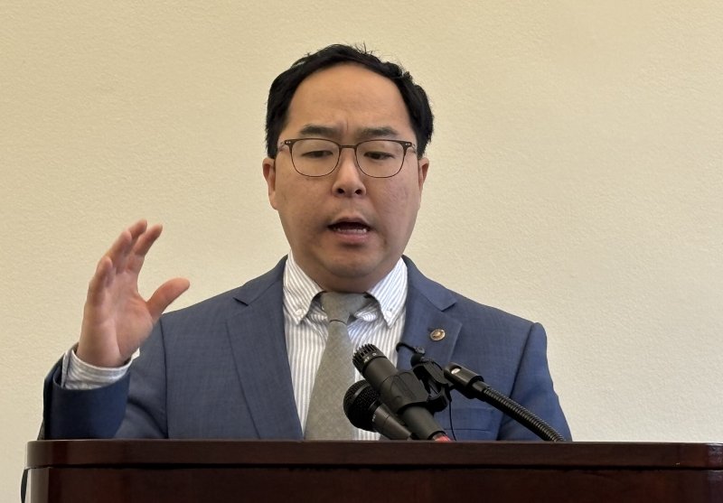 앤디 김 미국 상원의원이 25일(현지시간) 미국 워싱턴DC 상원 건물에서 특파원들과 만나 발언하고 있다.뉴시스