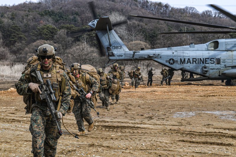 미국 해병대 장병들이 슈퍼스텔리온(CH-53E)에서 하차한 후 목표 지점으로 이동하는 모습.뉴스1