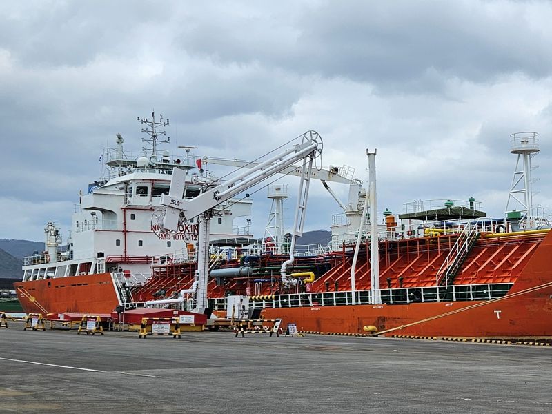 롯데정밀화학이 울산항에서 세계 최초로 그린 암모니아를 수입·하역 중인 모습. 롯데정밀화학 제공