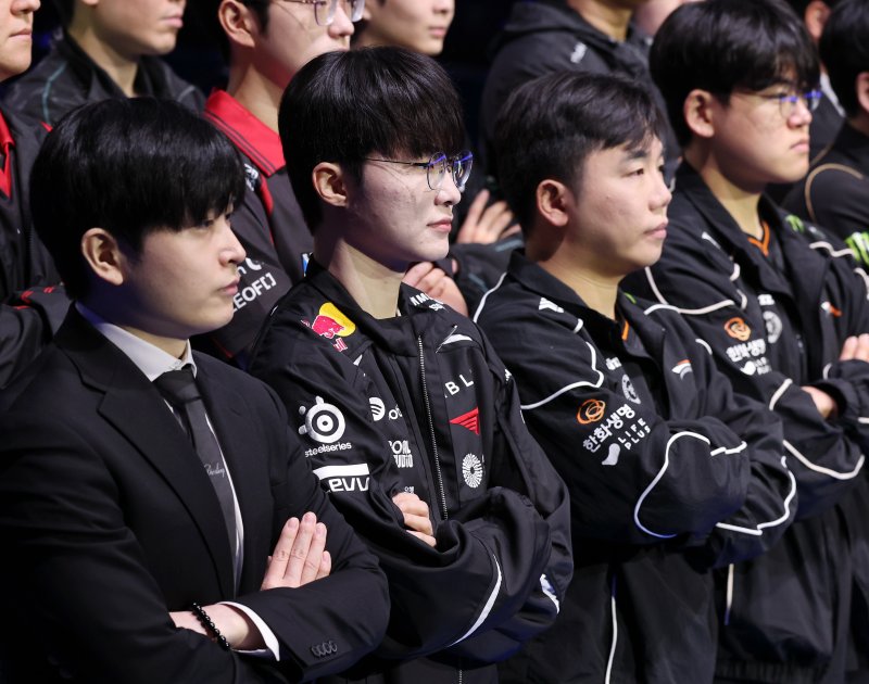 지난 26일 서울 종로구 롤파크에서 열린 LCK(LoL 챔피언스 코리아) 2026 시즌 개막 미디어데이에서 T1팀의 임재현 감독대행(왼쪽부터),'페이커' 이상혁 선수 등 참석자들이 포즈를 취하고 있다.연합뉴스