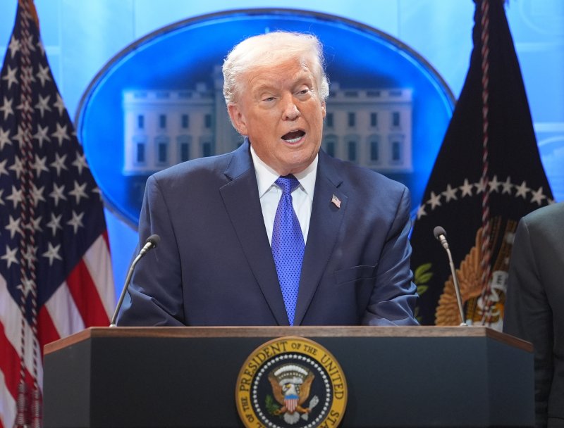 [워싱턴=AP/뉴시스] 도널드 트럼프 미국 대통령이 국제비상경제권한법(IEEPA)을 근거로 국가별 상호관세를 부과한 지 1년이 된 가운데 미국인 다수는 트럼프의 관세 정책을 불신한다는 여론조사 결과가 나왔다.사진은