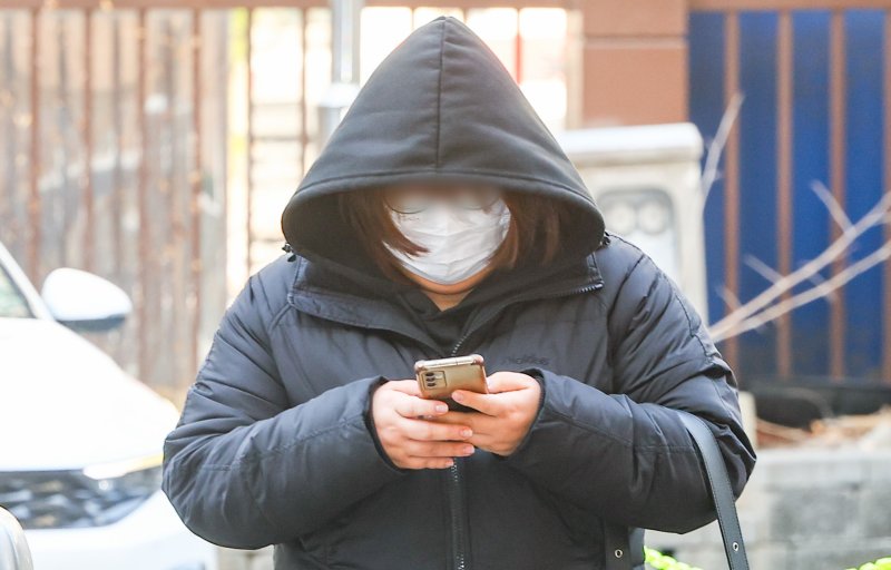 서울 반포대교에서 포르쉐 차량을 몰다 추락 사고를 낸 운전자에게 향정신성 약물인 프로포폴을 전달한 혐의를 받는 공범 A씨가 지난달 10일 오전 서울 마포구 서울서부지방법원에서 열린