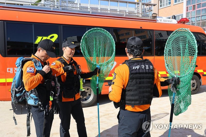 지난 8일 대전 오월드에서 늑대 1마리가 탈출한 가운데 소방, 경찰, 오월드, 금강유역환경청, 엽사 등이 수색 및 포획 작업을 준비하고 있다. 대전소방본부 제공. /사진=연합뉴스