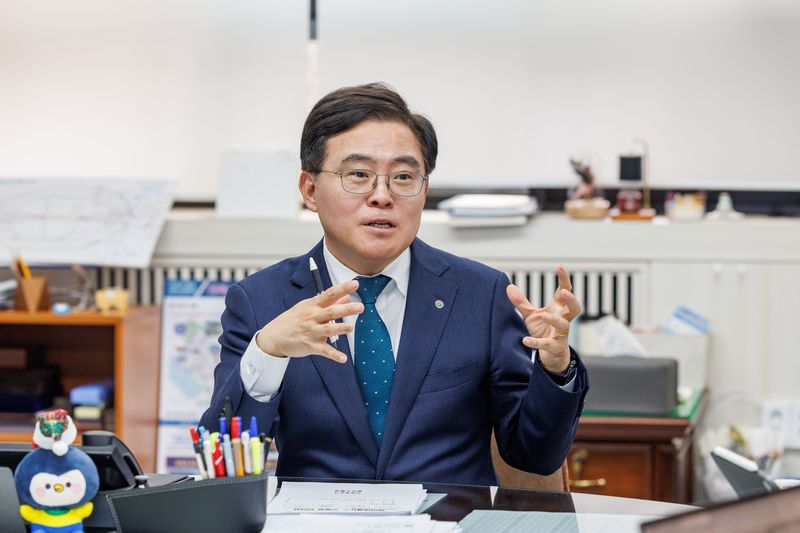 진교훈 강서구청장은 지난 달 24일 강서구청장 집무실에서 가진 인터뷰를 통해 국제민간항공기구(ICAO)의 고도제한 국제기준 완화에 따른 조속한 국내 기준 마련을 통해 강서구의 획기적인 발전을 이룰 수 있다고 강조했다