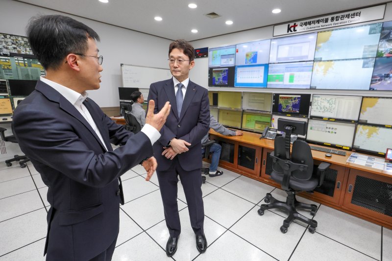 박윤영 KT 대표(오른쪽)가 지난 10일 KT국제통신센터의 국제해저케이블 통합관제센터에서 국제해저케이블 데이터 트래픽 운용 상황에 대한 설명을 듣고 있다. KT 제공