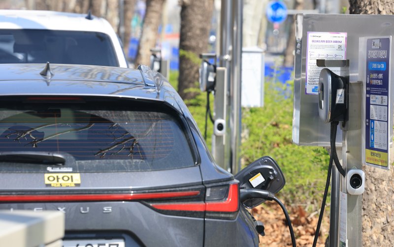 12일 서울 시내의 전기차 충전소 모습. 뉴스1.