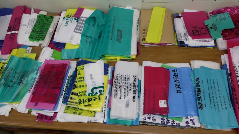 폐비닐 활용 100％로 제작된 종량제봉투. 사진=연합뉴스