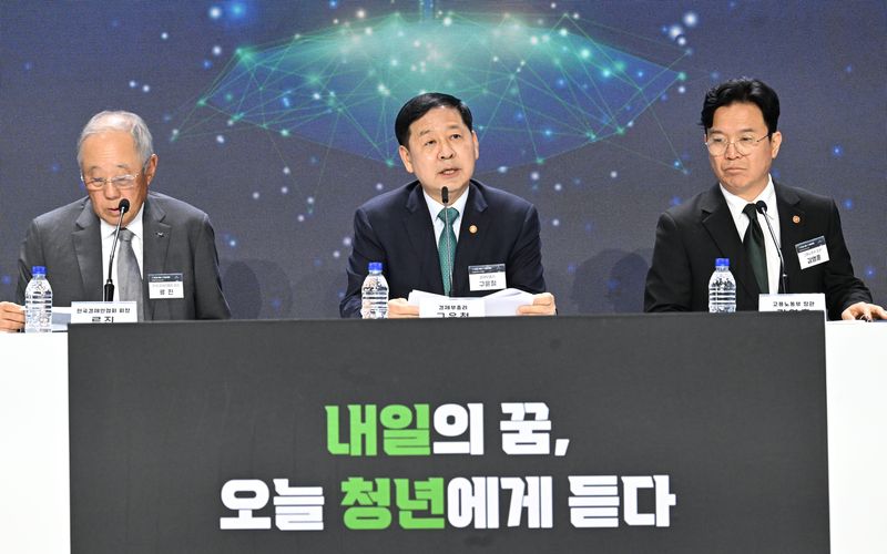 金のような青年層雇用悪化の現実は個人ではなく構造的問題であり、国家と社会次元の総体的対応が必要であることを政府も認識している。 29日、ク・ユンチョル副首相兼財政経済部長官がソウル瑞草区aTセンターで開かれた