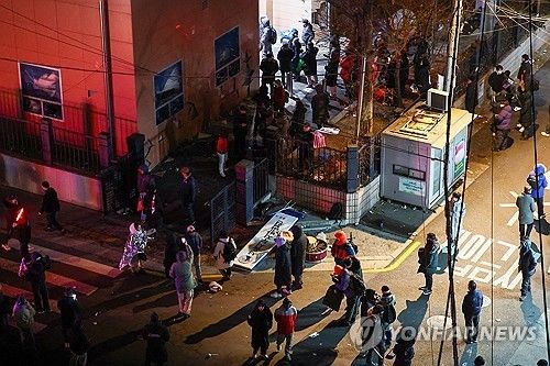 대법원은 30일 '서울서부지법 1·19 폭동 사건'에 가담한 혐의로 기소돼 상고를 제기한 18명에 대해 유죄를 확정했다.사진은 윤석열 당시 대통령의 구속영장이 발부된 지난해 1월 19일 서울 마포구 서울서부지방법원