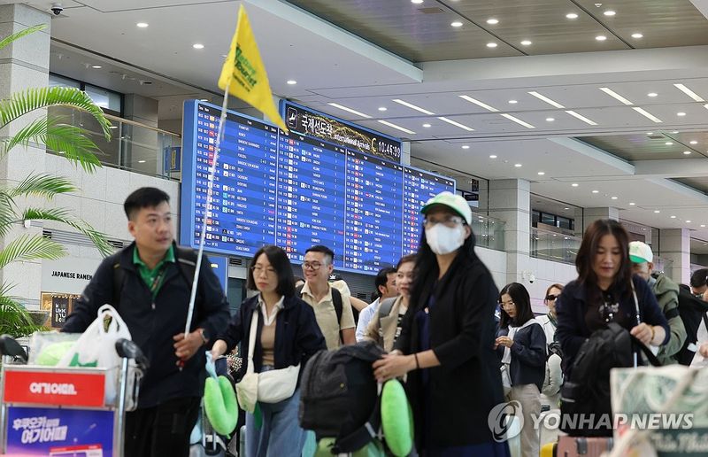 지난 1일 인천국제공항 제1여객터미널 입국장을 통해 외국인 관광객들이 입국하고 있다. 사진=연합뉴스