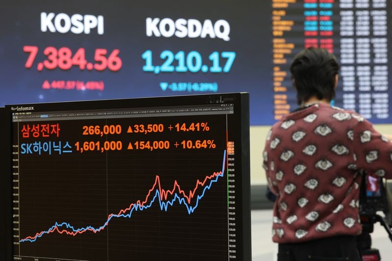 "SK하닉 시총, 삼성전자 넘는 순간 팔아라" 경고한 증권사 "2000년 닷컴버블이 근거"