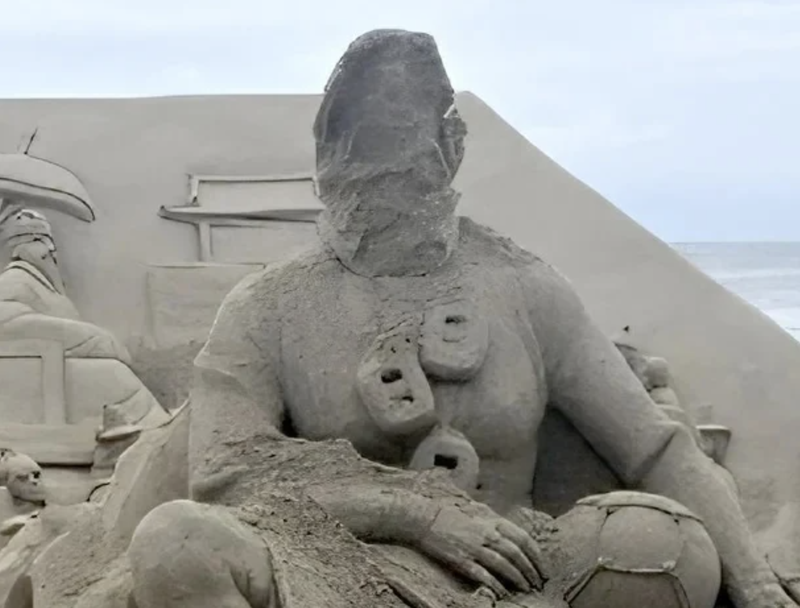 부산 해운대해수욕장 백사장에서 전시 중인 '바다의 어머니들'의 훼손된 모습./사진=온라인 커뮤니티