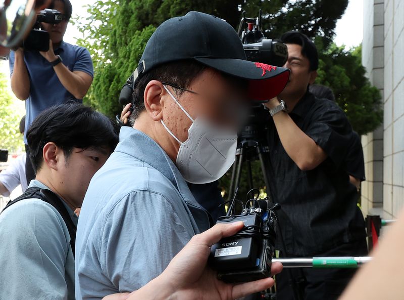 살인미수 및 특수상해 혐의를 받는 60대 남성 정모씨가 29일 오전 서울 양천구 서울남부지법에서 열린 구속 전 피의자 심문(영장실질심사)에 출석하고 있다. 뉴스1