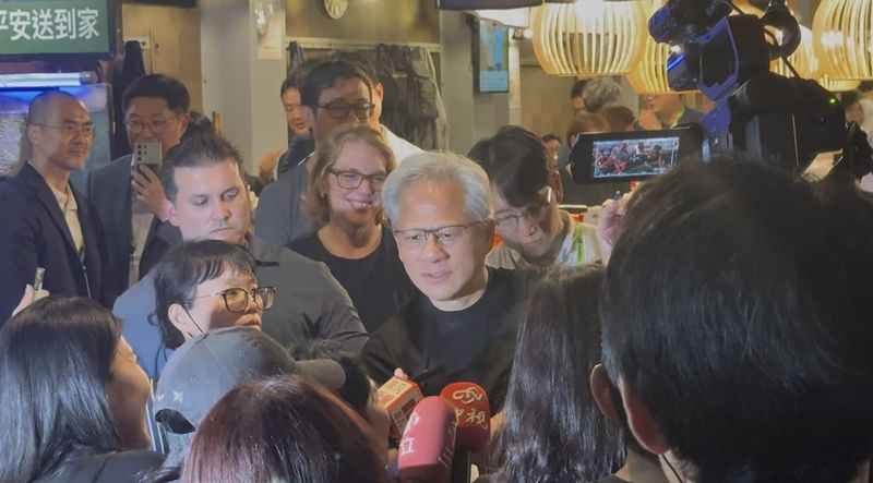 젠슨 황 엔비디아 최고경영자(CEO)는 1일(현지시간) 오후 대만 타이베이 현지 식당에서 한국 기자들과 만나 질의에 답변하고 있다.사진=공동 취재