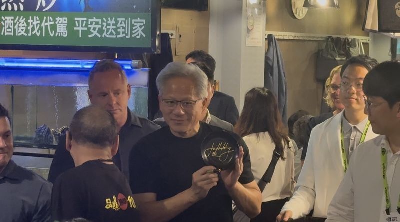 젠슨 황 엔비디아 최고경영자(CEO)는 1일(현지시간) 오후 대만 타이베이 현지 식당 앞에서 직접 싸인한 그릇을 한국 기자에게 증정하고 있다.사진=공동 취재