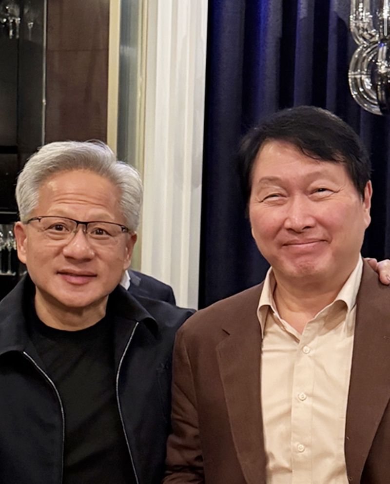 젠슨 황 엔비디아 최고경영자(CEO)과 최태원 SK그룹 회장(오른쪽)이 1일 대만 타이베이에서 별도의 만남을 가졌다.SK하이닉스 SNS 갈무리