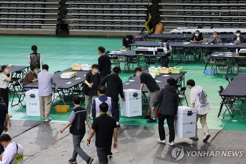 "불법 개표 중단하라" <b>올림픽공원</b> 개표소로 집결한 시위대 '재선거' 요구