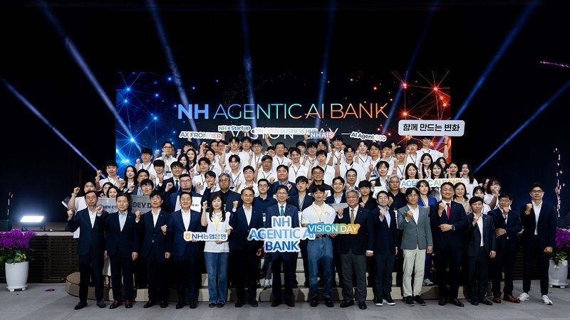 강태영 NH농협은행장(앞줄 왼쪽 일곱번째)가 9일 서울 중구 본사에서 개최된 'NH AGENTIC AI BANK' 비전 선포식에서 임직원들과 기념촬영을 하고 있다.농협은행 제공