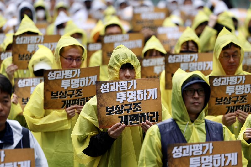 전국화학섬유식품산업노동조합 카카오지회 조합원들이 지난달 20일 경기 성남시 판교역 광장에서 결의대회를 열고 구호를 외치고 있다.뉴시스