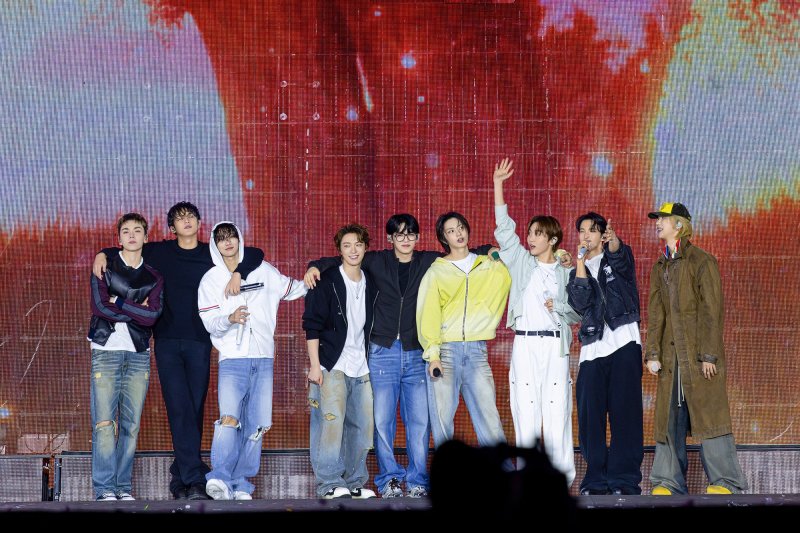 세븐틴, K-팝 넘어 '슈퍼 플랫폼'으로 진화