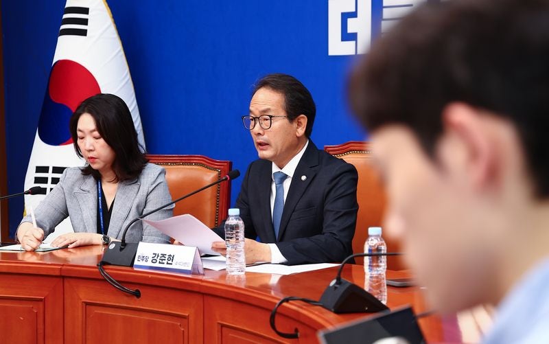 與 "<b>정청래 거취 숙고</b> 중...기다려달라"