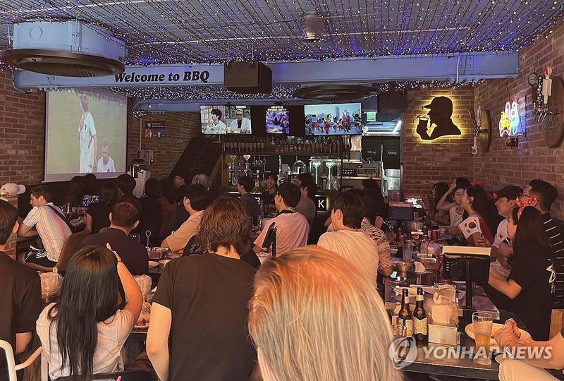 "오전 11시에 누가 치킨을 먹어?"… 직장인이 해냈습니다, 체코전 치킨 매출 400% 대폭발 [2026 월드컵]