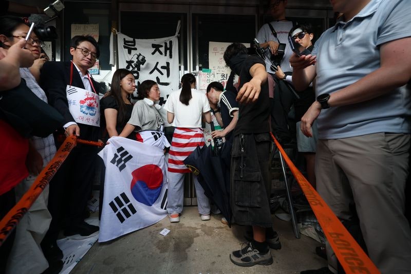 <b>잠실개표소</b> 체육단체 <b>진입</b> 막은 '올다르크' 여성...경찰 수사 착수
