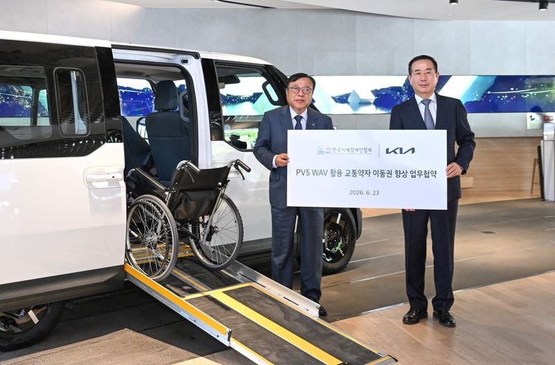 기아, 지체장애인협회와 맞손 "휠체어 이용자 위한 'PV5 WAV' 보...