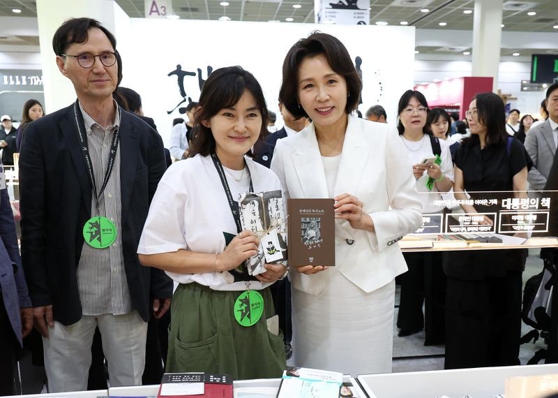 김혜경 여사, '<b>문재인</b>의 독서노트' 들고 기념촬영…서울국제도서전 관람
