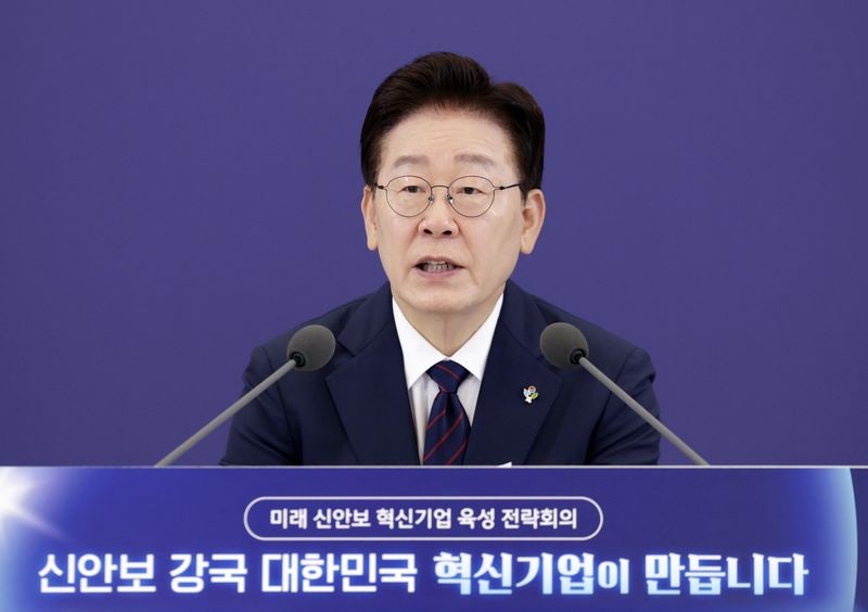 李대통령, '<b>호남 반도체</b> 투자' 폭풍 SNS…김용범 "팹 능력이 왕"(종합)